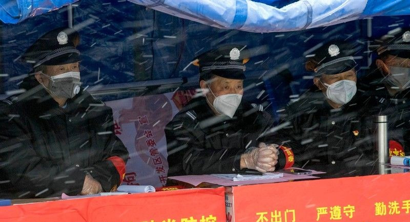保安大叔，雪中門神.jpg